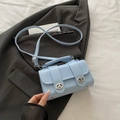 Sac polochon bleu clair en cuir lisse avec fermoirs rotatifs argentés et poignée courte - Bleu