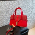 Sac à main rouge en similicuir avec rabat à paillettes et fermoir doré chic - Rouge