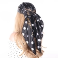 Schwarzes Polka-Dot-Satin-Tuch mit goldenem Kettenmuster als Haartuch getragen - Schwarz