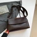 Minimalistische schokoladenbraune Ledertasche mit breitem Stoffriemen und Magnetverschluss - Braun