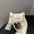 Sac seau chic blanc crème avec nœud argenté et bandoulière tissée élégante - Blanc