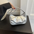 Bolso medialuna plateado metalizado con textura plisada y placa de logotipo ovalada - Plateado
