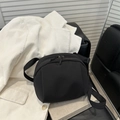 Bolso bandolera de media luna negro minimalista con cremallera doble sobre chaqueta - Negro