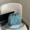 Bolso bandolera minimalista verde menta de nailon con cremallera en silla blanca - Verde