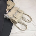 Sac bandoulière beige crème avec bordure en dentelle et nœud à carreaux élégant - Blanc Avec Pendentif