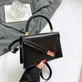 Bolso bandolera negro elegante con textura de piedra y cierre de hebilla dorada - Negro