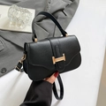 Bolso bandolera negro con patrón litchi, hebilla dorada y correa ajustable - Negro