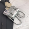 Sac à main en cuir argenté brillant avec bordure en dentelle blanche et nœud élégant - Argent avec pendentif