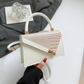 Bolso bandolera de moda con solapa rosa de textura cocodrilo y acabado en cuero blanco - Blanco