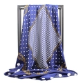 Carré de soie satiné bleu marine avec pois blancs, rayures et motifs de chaînes dorées - Bleu Marine