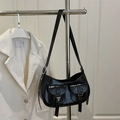 Elegante borsa sottobraccio nera in ecopelle con doppie tasche frontali e tracolla - Nero