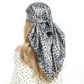 Foulard quadrato in raso con stampa leopardata bianco e nero come fascia per capelli - Stampa Leopardata Grigia