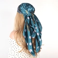Dunkelgrünes Satintuch mit Punkten und Kettenprint als eleganter Haarschmuck gestylt - Grün