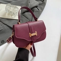 Bolso bandolera bordeaux minimalista de cuero granulado con hebilla de metal H dorada - Rojo