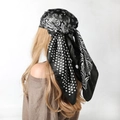 Zwart-witte zijden vierkante sjaal met paisley en polkadots geknoopt op een paspop - Bandana / Stippen Patchwork Zwart