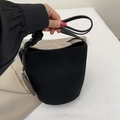 Bolso tipo cubo en ante sintético negro con correa larga y detalle de colgante redondo - Negro