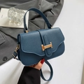 Bolso pequeño cuadrado de cuero azul oscuro con cierre en H dorado y bandolera - Azul