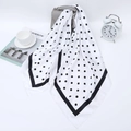 Élégant foulard en satin à pois noirs et blancs drapé sur un sac à main tendance - Blanc à Pois