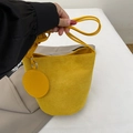Bolso tipo cubo de ante amarillo brillante con colgante redondo y correa de hombro - Amarillo