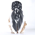 Elegante zwart-wit gestippelde satijnen sjaal op hoofd gestyled met zijdeglans - Bandana / Zwarte achtergrond met stippen