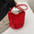 Bolso saco rojo de ante sintético suave con colgante redondo y correa de hombro - Rojo