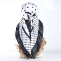 Zijden satijnen vierkante sjaal met stippen en zwarte rand dames hoofddoek - Bandana / Witte achtergrond met stippen