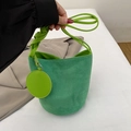 Bolso saco verde de moda en ante mate con asa trenzada y colgante redondo decorativo - Verde