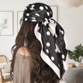 Vierkante satijnen sjaal met stippen gedragen als decoratieve haarband voor dames - Bandana / Grote Stippen Zwart