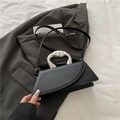 Bolso geométrico negro minimalista con asa única de metal plateado fluido para mujer - Negro