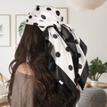 Elegante satijnen hoofddoek met klassieke zwarte stippen op wit met zijdezachte glans - Bandana / Grote Stippen Wit