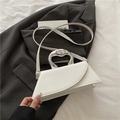 Bolso minimalista de cuero blanco con asa metálica plateada abstracta y bandolera - Blanco