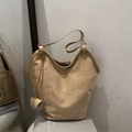 Μεγάλη τσάντα hobo από χακί σουέτ με λεπτό λουράκι και μικρό γούρι σε μίνιμαλ φόντο - Χακί