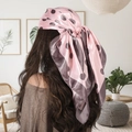 Roze satijnen zijden sjaal met bruine stippen gedragen als retro-stijl hoofdband - Bandana / Grote Stippen Roze