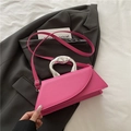 Bolso bandolera magenta minimalista con corte asimétrico y asa de metal plateado - Rosa Rojo