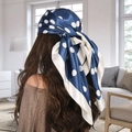 Marineblauwe zijden satijnen sjaal met witte stippen gedragen als elegante hoofddoek - Bandana / Grote Stippen Blauw