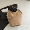 Khaki Wildleder-Tragetasche mit minimalistischem Design und Mini-Beutel auf weißem Stoff - Khaki