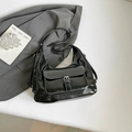 Glanzende zwarte shopper met witte contraststiksels en een zilveren gesp op de zak - Zonder Hanger / Zwart