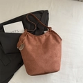 Braune Wildleder-Einkaufstasche mit großem Fassungsvermögen und minimalistischem Design - Braun