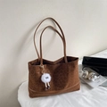 Retro-Shopper mit Leopardenmuster, flauschigem Anhänger und schmalen Schultergurten - Mit Anhänger / Braun