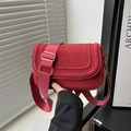 Borsa a sella in pelle scamosciata rossa con patta e ampia tracolla in tessuto coordinata - Rosso Scamosciato