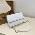 Bolso bandolera acolchado blanco con cadena plateada y una textura geométrica minimalista - Blanco