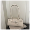 Detail der cremeweißen Kunstledertasche mit Metallösen-Gürtel und glänzendem Finish - Weiß