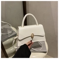 Detalle del bolso bandolera de cuero PU blanco con cierre de metal dorado en el frente - Blanco