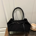 Schwarze Cord-Einkaufstasche für Damen mit Ledergriffen in eleganter Innenraumkulisse - Schwarz
