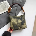 Dunkelgrüne Handtasche mit Schmetterlingsstickerei, Webgriff und großen braunen Holzperlen - Schmetterling Stil Gold