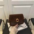 Bolso de hombro minimalista marrón oscuro con hebilla en U dorada y cuero mate - Marrón