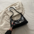Borsa a spalla nera a mezzaluna in pelle lucida con ciondolo a forma di toro - Nero