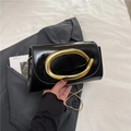 Klassische Abendhandtasche aus schwarzem Lackleder mit großer goldener Metallschnalle - Schwarz
