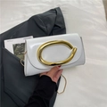 Minimalistische weiße Lackleder-Abendtasche mit goldener Hardware und Kettenriemen - Weiß