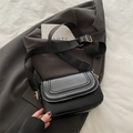 Minimalistische schwarze Satteltasche mit Klappe und verstellbarem breitem Schultergurt - Schwarz